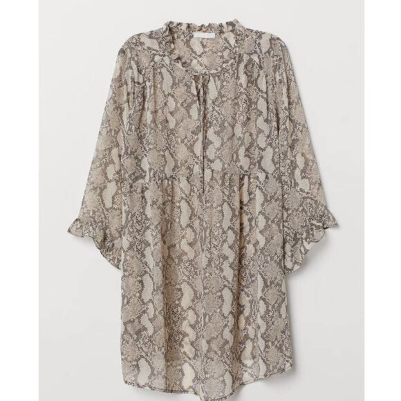 H&M Tops - H&M MAMA Airy Cream Boxy 3/4 Sleeve Maternity Tunic Size Small